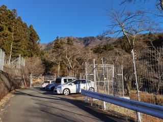 フェンスゲートがある林道入口
