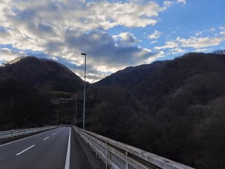 桂川にかかる橋を渡る