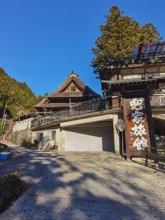 兜造りの旅館建物