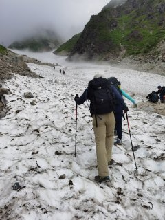 この地点から雪渓を登る