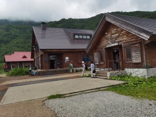 栂池山荘前