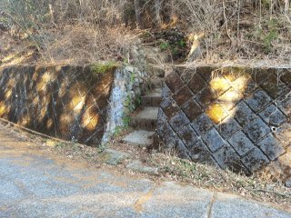 登山口（擁壁に付けられた階段を登る）