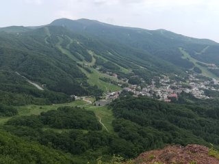 屏風岩から温泉街を見下ろす
