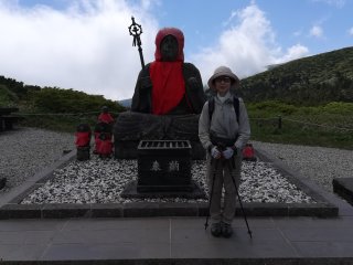 地蔵山頂駅前にある蔵王地蔵尊