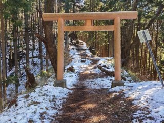 日の出山へ向かう途中にある鳥居