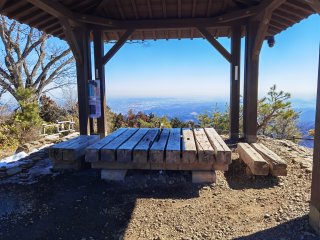 日の出山山頂の東屋