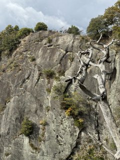 稚児落としの上を歩く登山者