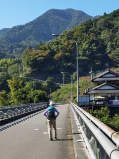 桂川にかかる橋を渡る。正面の台形の山が倉岳山