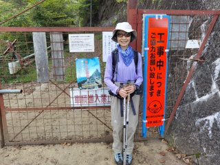 小篠集落の外れにある林道入口フェンス