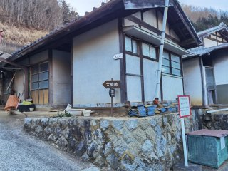 大鹿峠への標識に従い、人家の間を通り抜けるように進む。