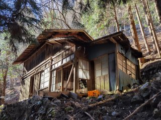 高畑集落跡の廃屋