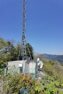 東京ＦＭの中継パラボラ。奥に大岳山が見える